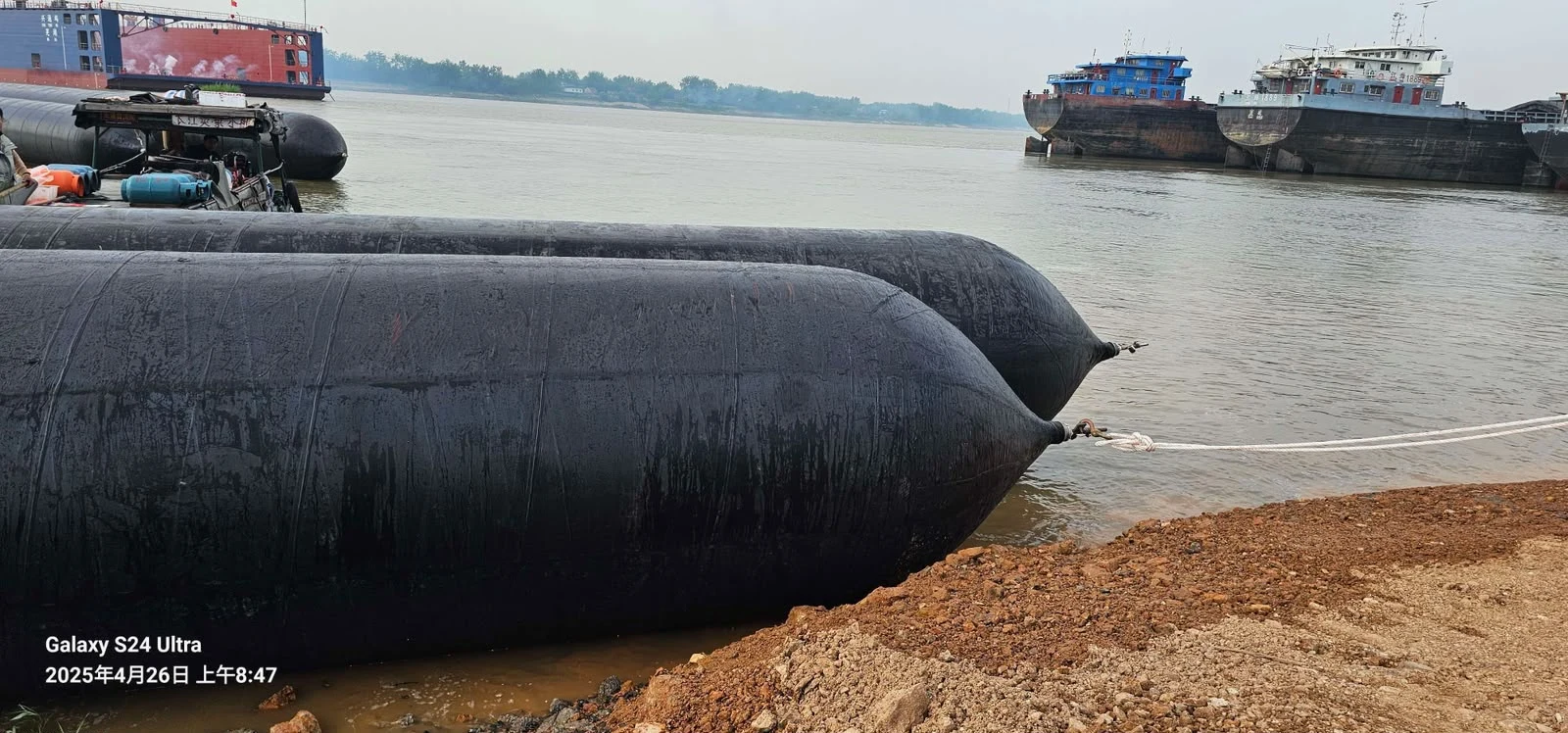 Marine airbag di tepi perairan dengan kapal di galangan