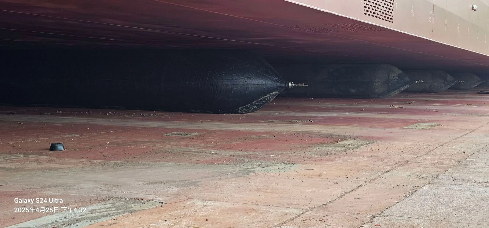 Marine airbag pada area bawah lambung kapal