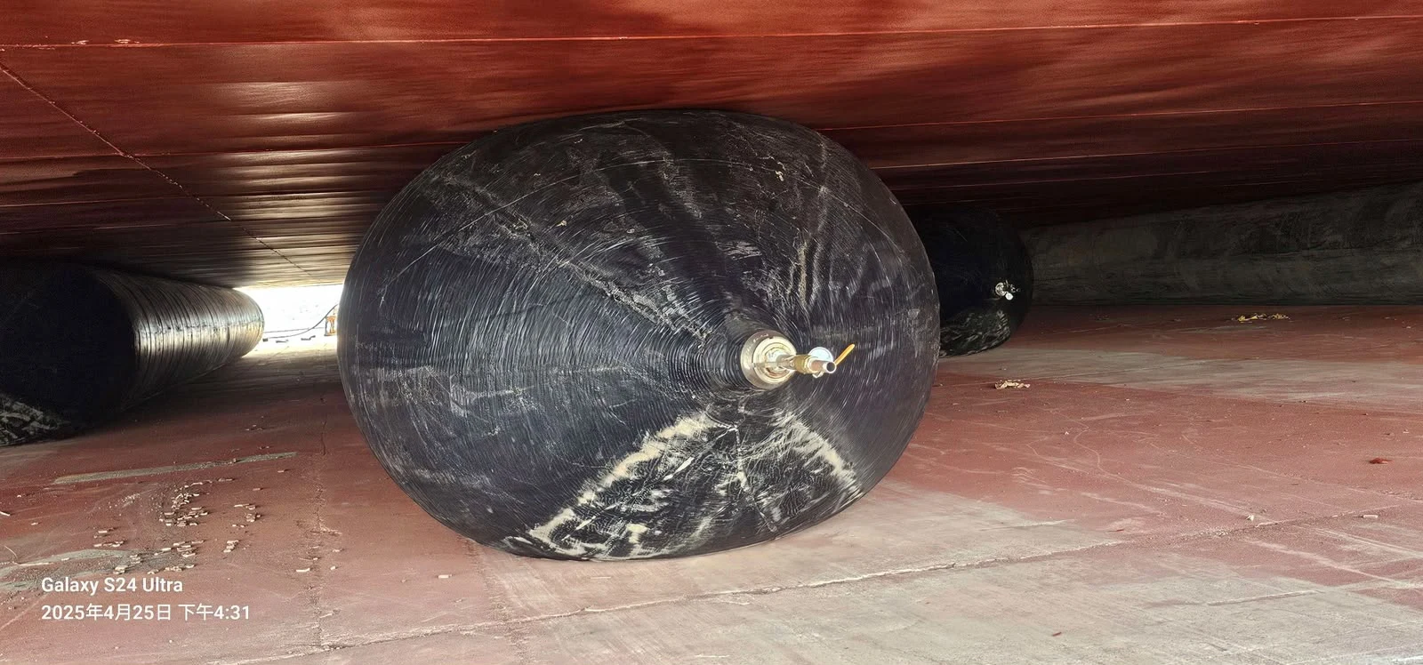 Marine airbag di bawah lambung kapal